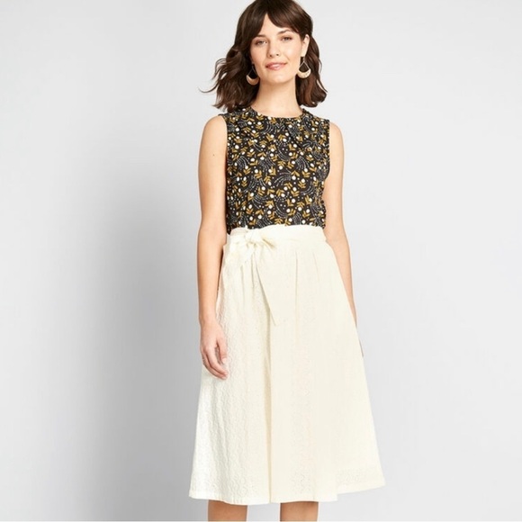 Modcloth Cream Retro Cotton Eyelet A-line Skirt with Bow Detail - Size 1X - Picture 2 of 14